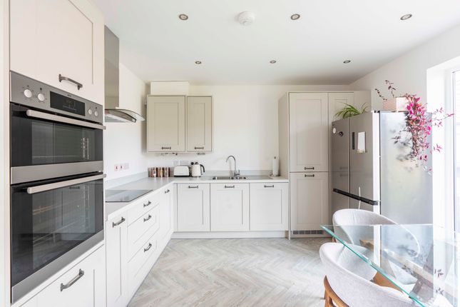 2 Holstein Avenue, Winscombe photo 4