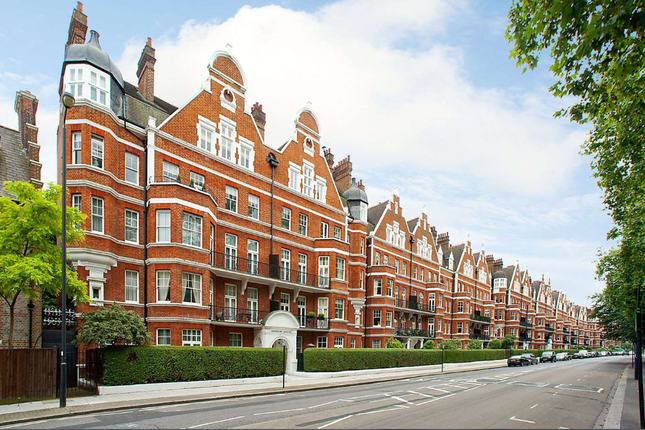 Flat for sale in Prince Of Wales Drive, London