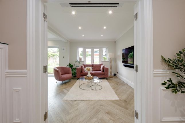 1, Gainsborough Place, Chigwell photo 4