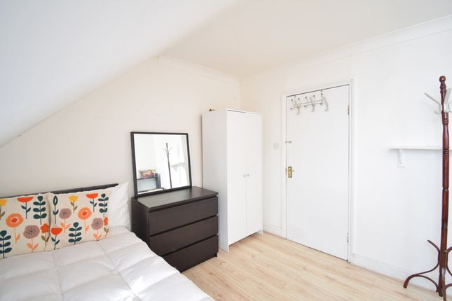 Room to rent in Ash Grove, London