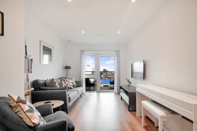 Thumbnail Flat for sale in Longfield Avenue, London