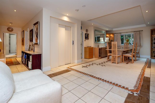 Flat for sale in The Avenue, Hale, Altrincham