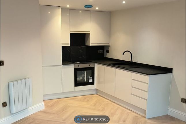 1-bed flat on High St, Royal Wootton Bassett, Swindon, £1,000/mo