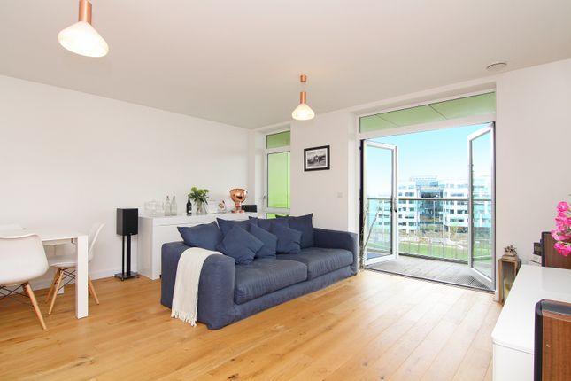 Flat for sale in Falcondale Court, Lakeside Drive, Park Royal, Ealing