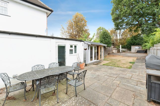 21, The Woodlands, Surrey photo 3