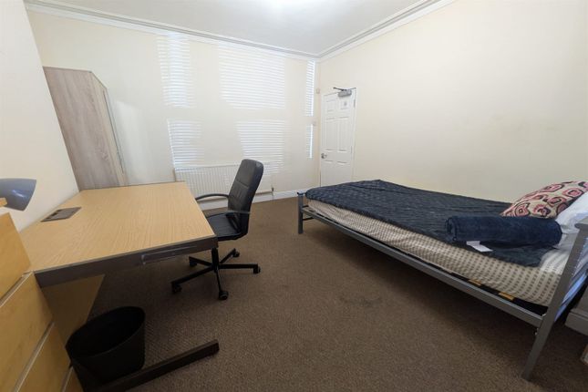 Bed, 16 Mona Street, Beeston, Nottingham photo 4