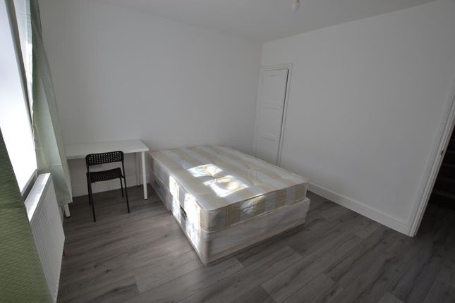 14, Elizabeth Close, London photo 2