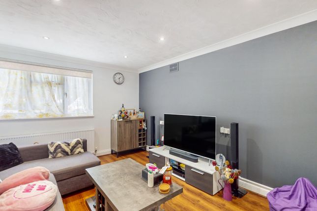 24 Wyevale Close, Pinner, Greater London photo 2