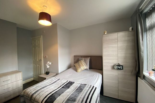 Thumbnail Room to rent in Grangefield Avenue, Room Two, New Rossington, Doncaster