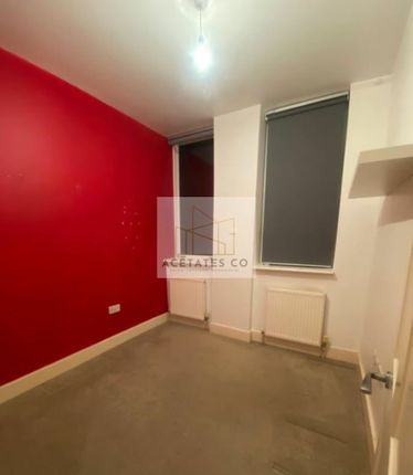 Flat to rent in High Road, Ilford, Essex