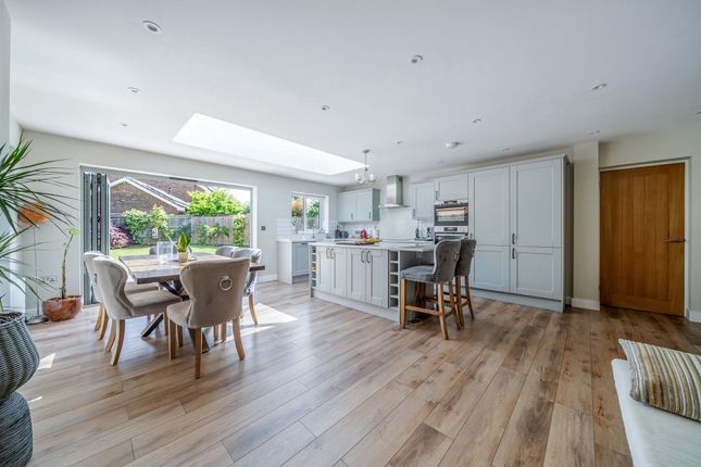 2 Phillips Close, Godalming photo 4