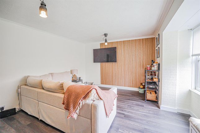 54 Bovingdon Court, Windsor Close, Hemel Hempstead photo 5