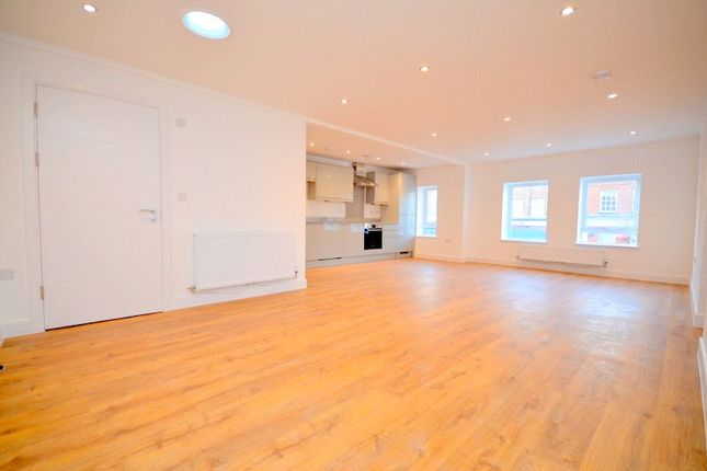 Thumbnail Flat to rent in Station Road, Upminster