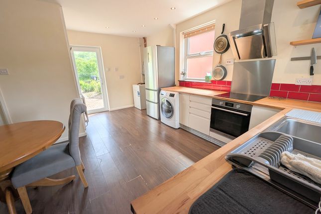 6, Rhydarw Terrace, Penycae photo 4