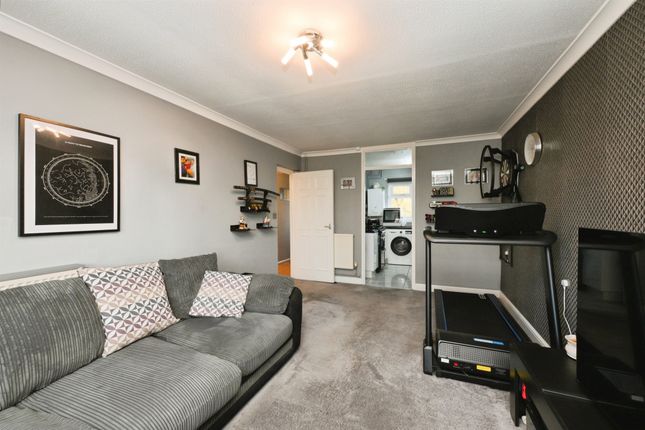24, Neal Court, Waltham Abbey photo 4