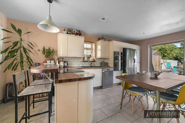 48, Pole Barn Lane, Frinton on sea photo 4