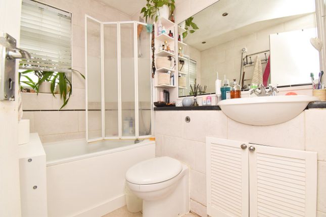 3 Vanbrugh Mews, Vanbrugh Drive, Walton-on-Thames photo 4