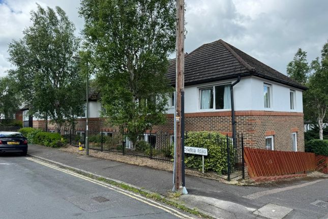 1-bed flat on Beechwood Gardens, Caterham, £1,200/mo