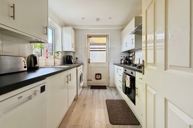 33, Calshot Way, Surrey photo 3