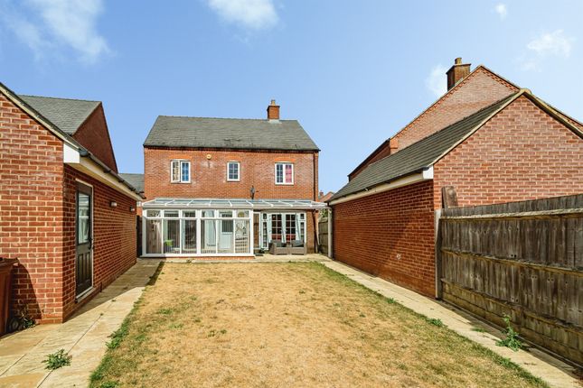 8, Calville Gardens, Aylesbury photo 4