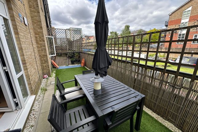 Room to rent in Locksons Close, London