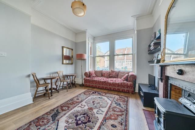 Flat 1, 8, Stanhope Avenue, London photo 3