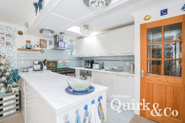 22, Chalk End, Basildon photo 4