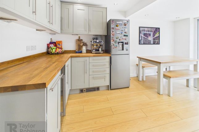20, Shaftesbury Road, Crawley photo 4