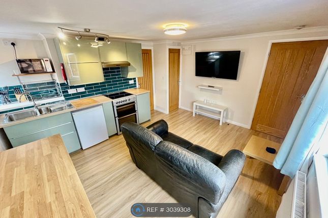 Euclid St Flat E, Swindon photo 2