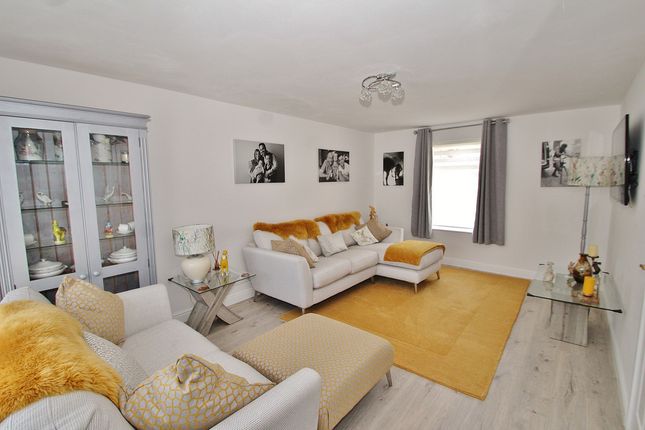 60, Pensclose, Witney photo 3