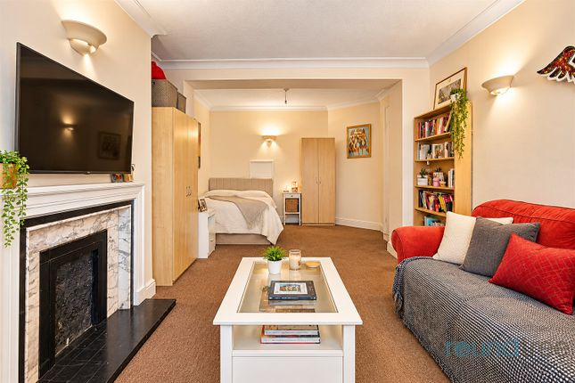 Quadrant Close, Hendon photo 3