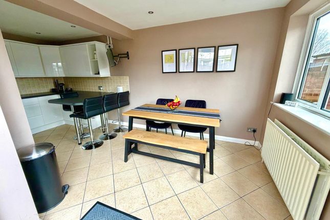 17, Huntingfield Way, Egham photo 3