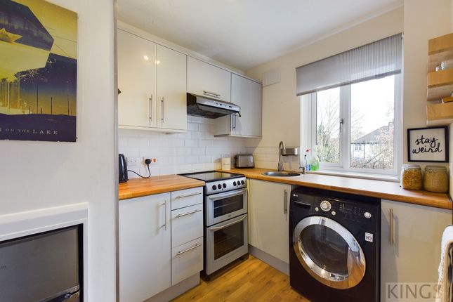15 Walsingham Close, Hatfield photo 2