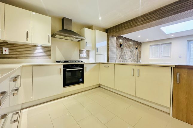 18, Thapa Close, Fleet photo 2