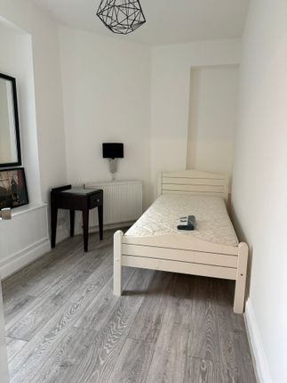 Sidney Street, Whitechapel photo 4