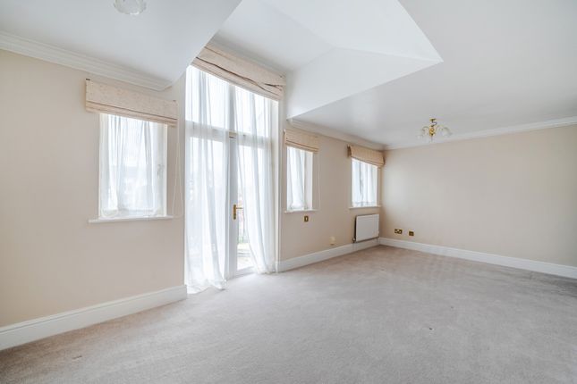 41, St. Davids Drive, Egham photo 4