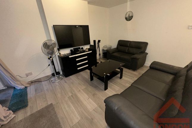 Thumbnail Flat to rent in Godstone Road, Kenley