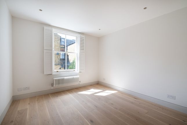 Terraced house to rent in Brayburne Avenue, London
