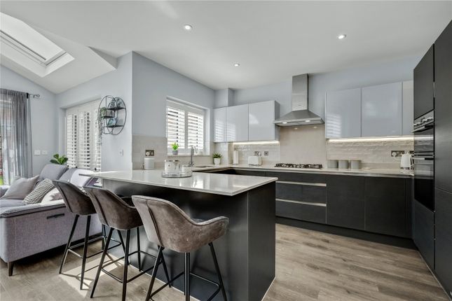 28, Nightingale Avenue, Chertsey photo 4