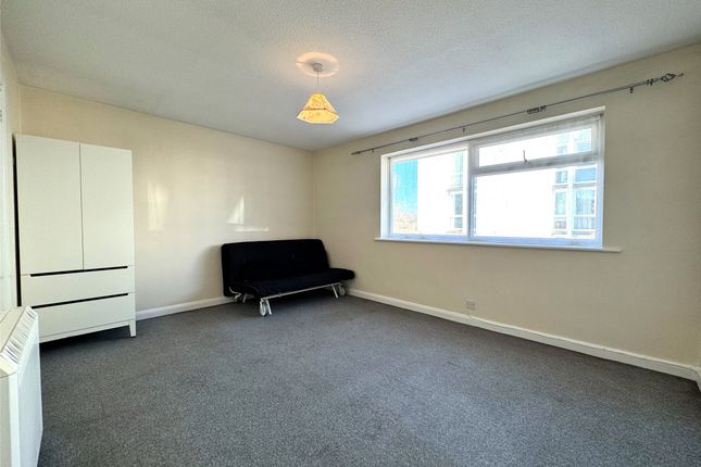 Riverside Court, Dorking photo 3