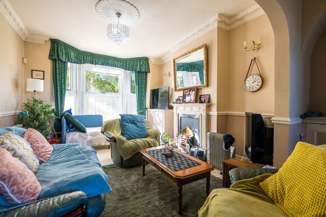 77 Heathwood Gardens, London photo 4