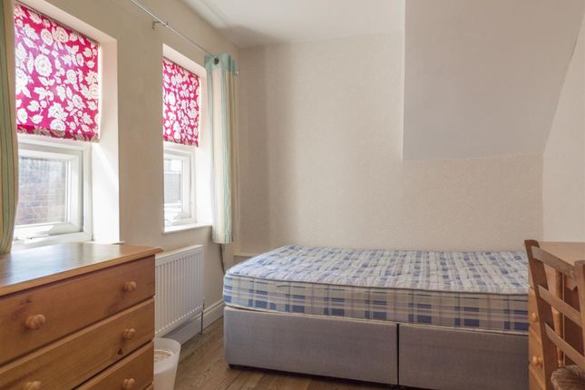 72 Kelvin Grove, Newcastle Upon Tyne photo 4