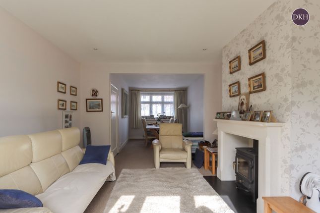 104, Woodmere Avenue, Hertfordshire photo 4