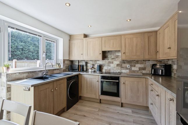 16, Sandown Avenue, Wakefield photo 2
