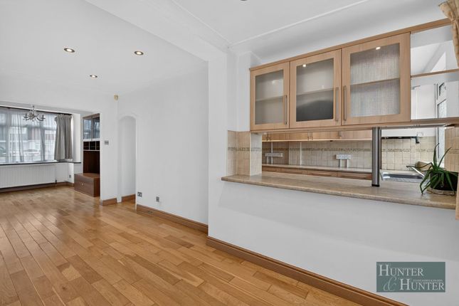67 Cotman Gardens, Edgware photo 4