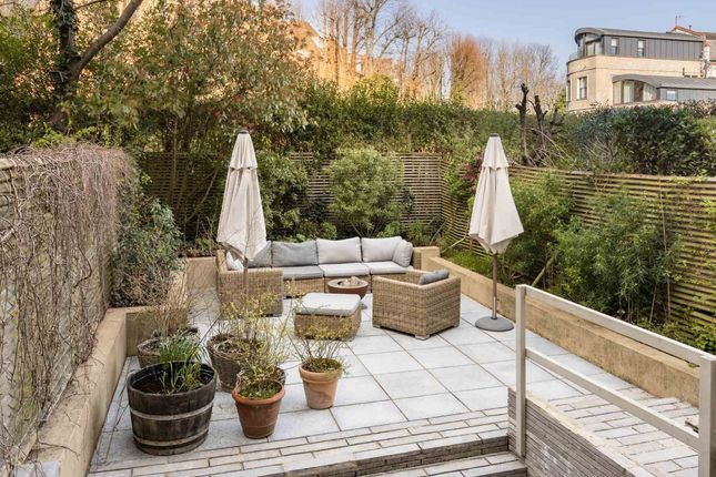 16 Belsize Crescent, London photo 3