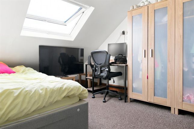 Flat 5, 54, Forest Drive West, London photo 5