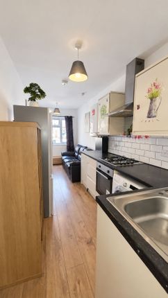 Flat 4, 258 Green Lane, Ilford, Ilford photo 3