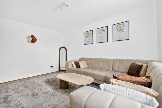 7 Acorn Court, Oaks Lane, Ilford photo 3