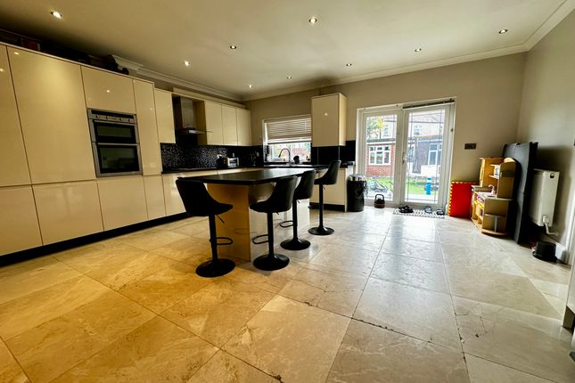 59 Woodford Avenue, Ilford photo 2
